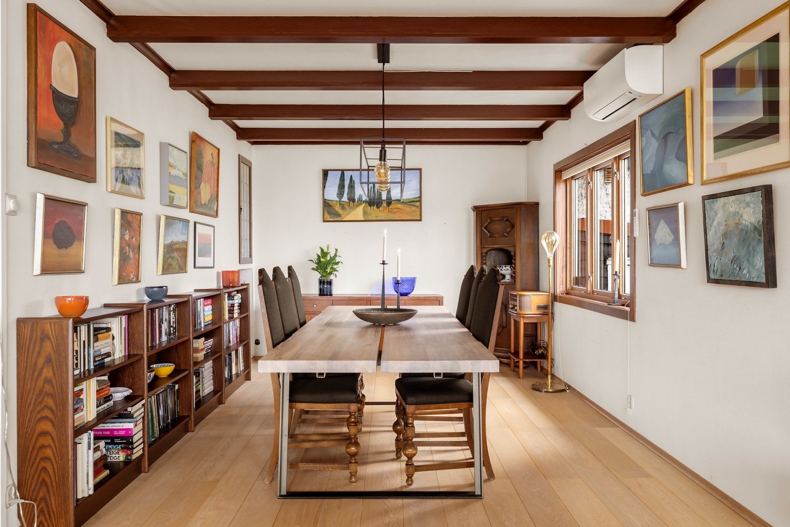 Det er plass til stor spisestue som rommer større middagsselskaper. Eier har hatt forlengere på spisebordet som rommer hele storfamilien og vennegjengen. Galleribilde