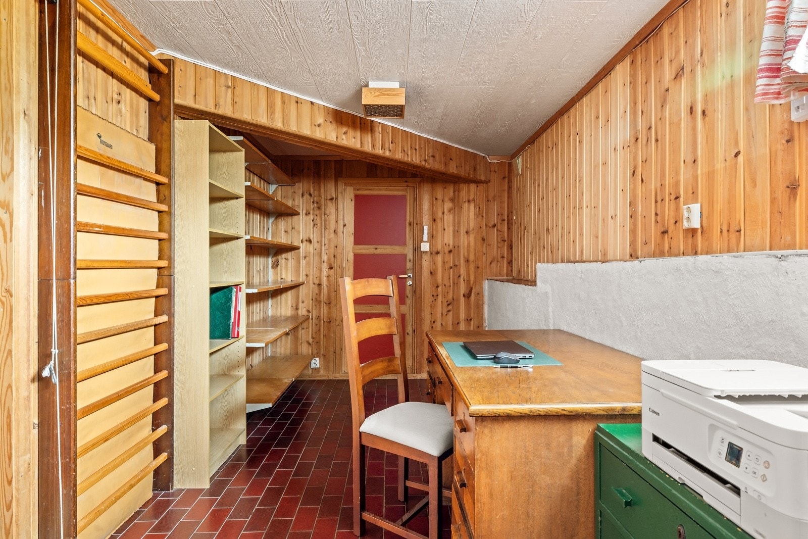 Det er rikelig med bod og lagringsplass i etasjen, og dette rommet har fungert som kontor og arbeidsrom for dagens eiere. Galleribilde