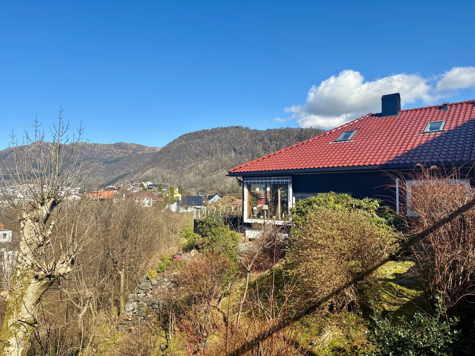 Beliggenheten er høy og fri i terrenget - på tuppen av et høydedrag. Galleribilde