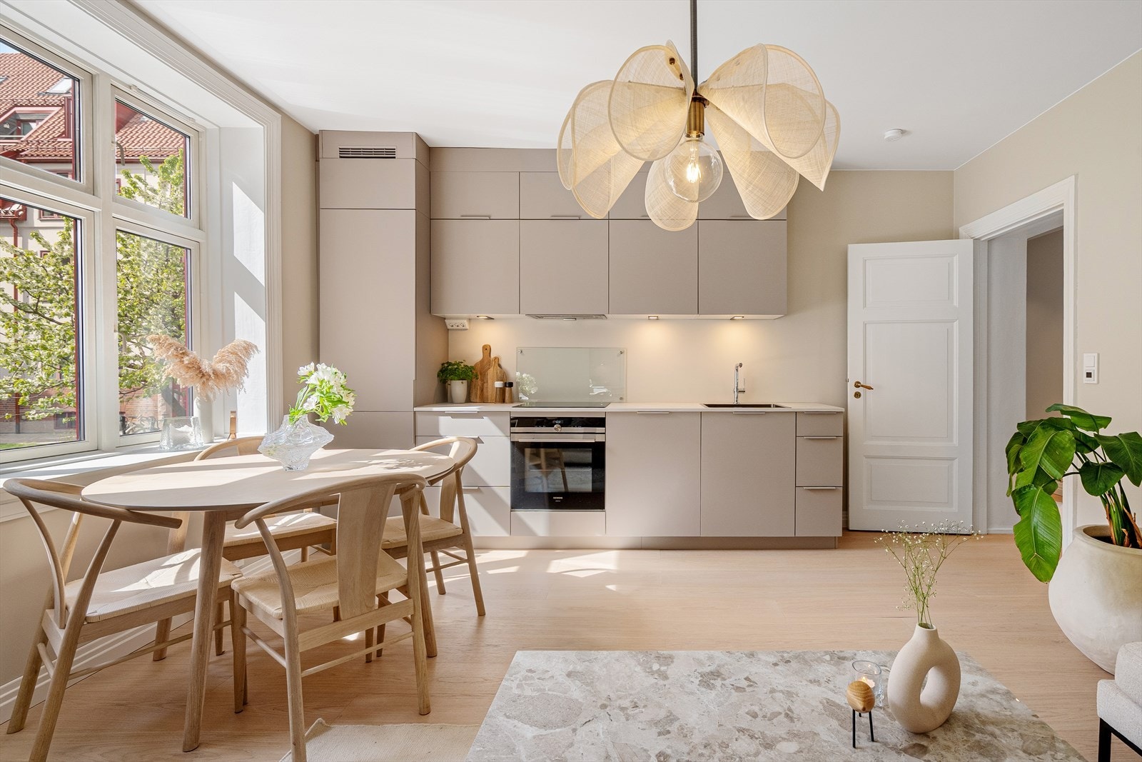 Glatt laminert kjøkkeninnredning fra Kvik og integrerte hvitevarer - alt nytt i 2024 Galleribilde