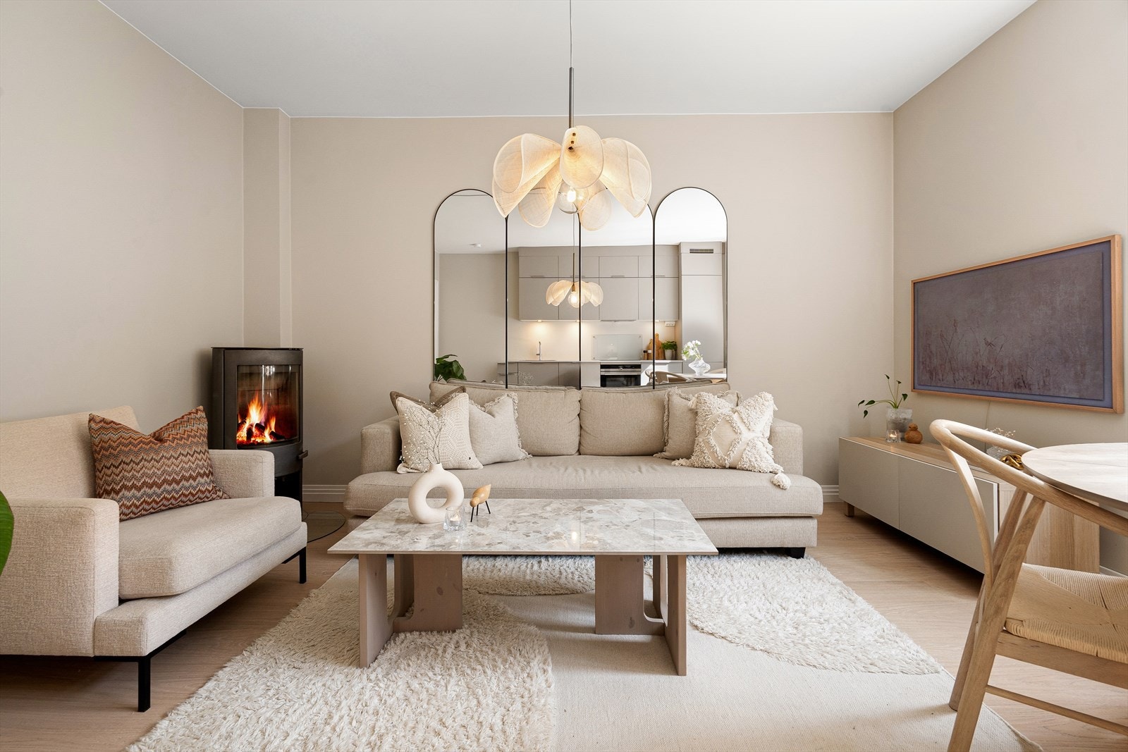 Stor og åpen stue/kjøkken med god plass til både sofaseksjon og spisebord. Galleribilde