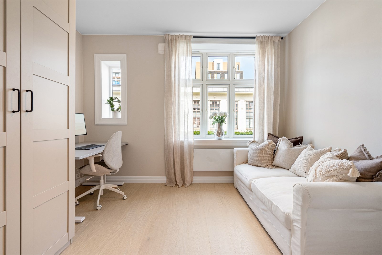 Soverom nr. 2 som også egner seg godt som gjesterom/kontor. Galleribilde