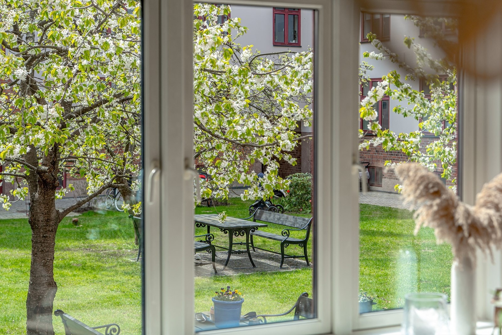 Idyllisk utsyn til den parklignende bakgården. Galleribilde