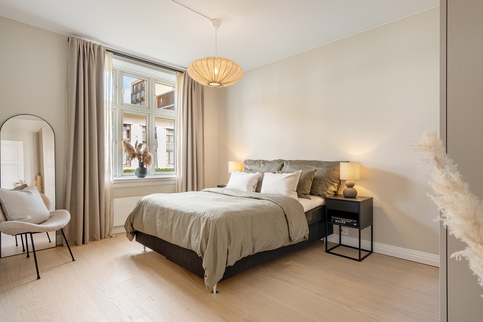 Delikat og innbydende hovedsoverom. Galleribilde