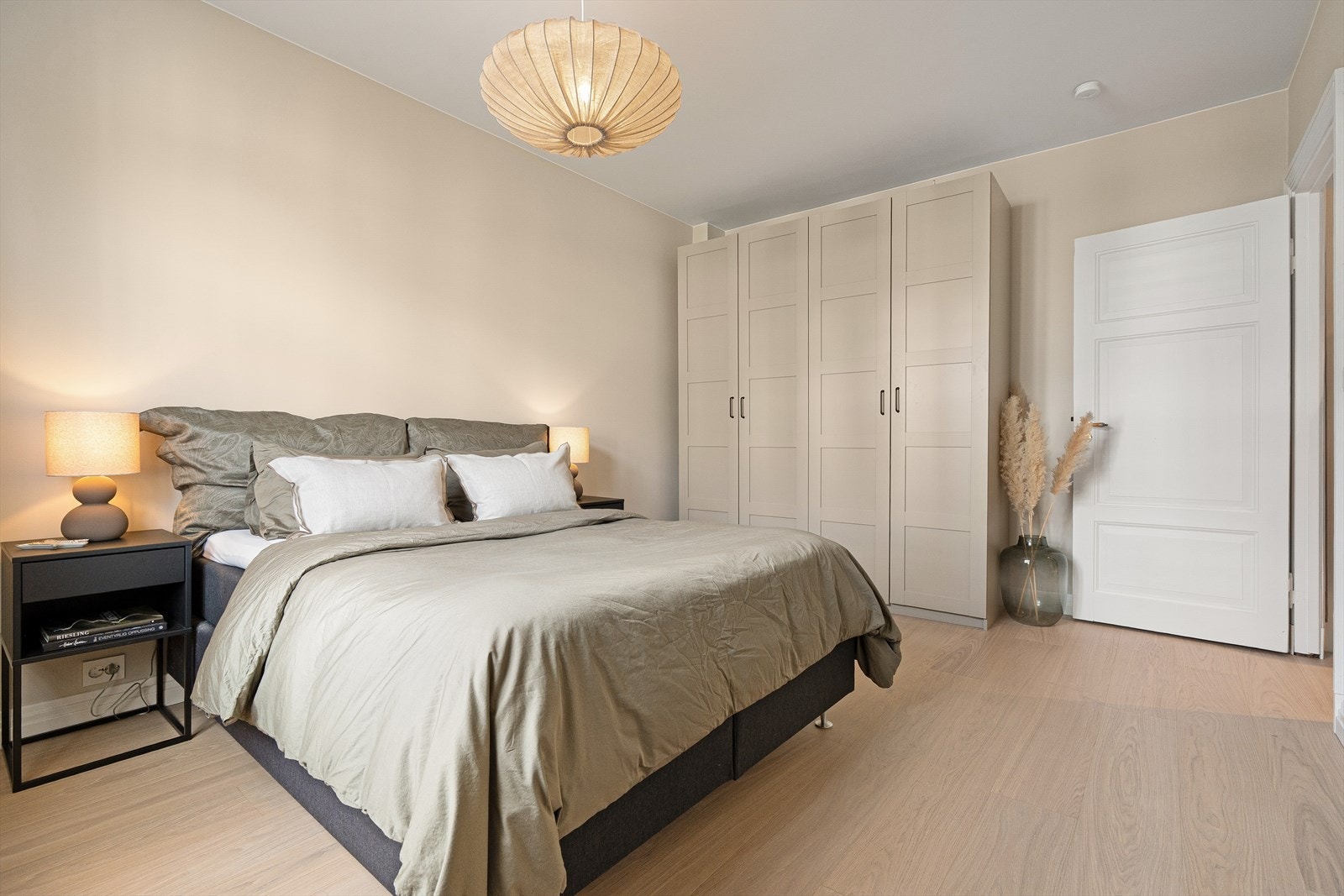 Dobbelt garderobeskap i pen utførelse. Galleribilde