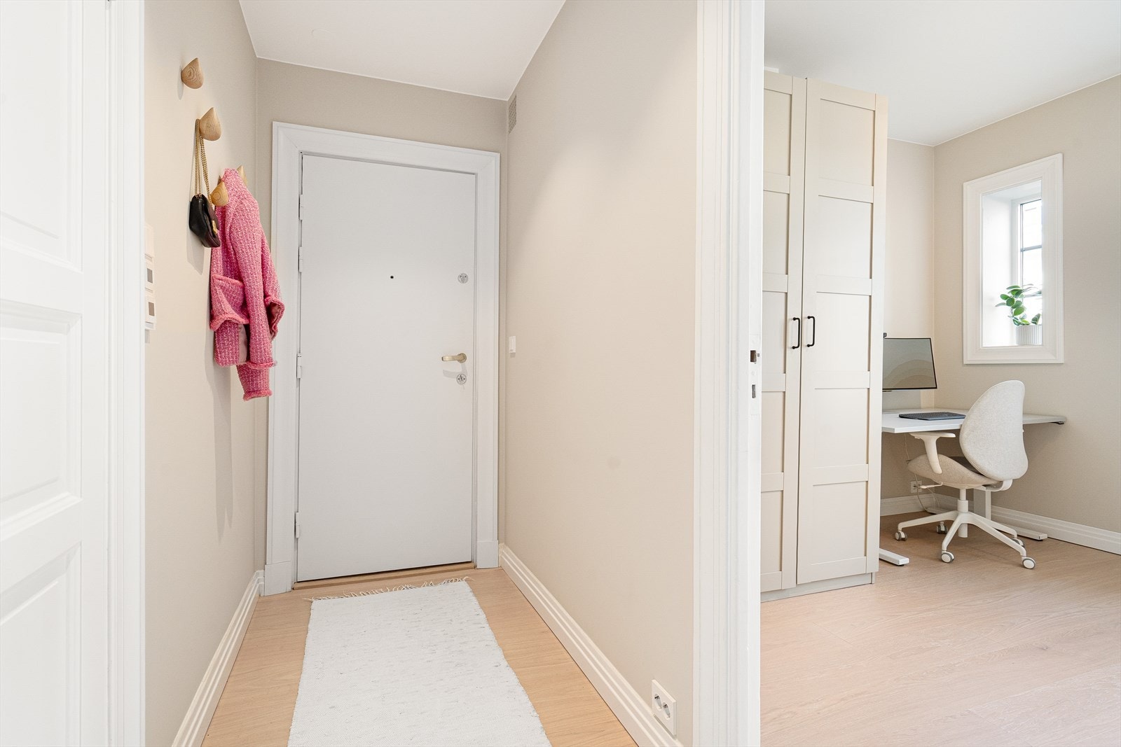 Entré med plass til å henge fra seg yttertøy. Galleribilde