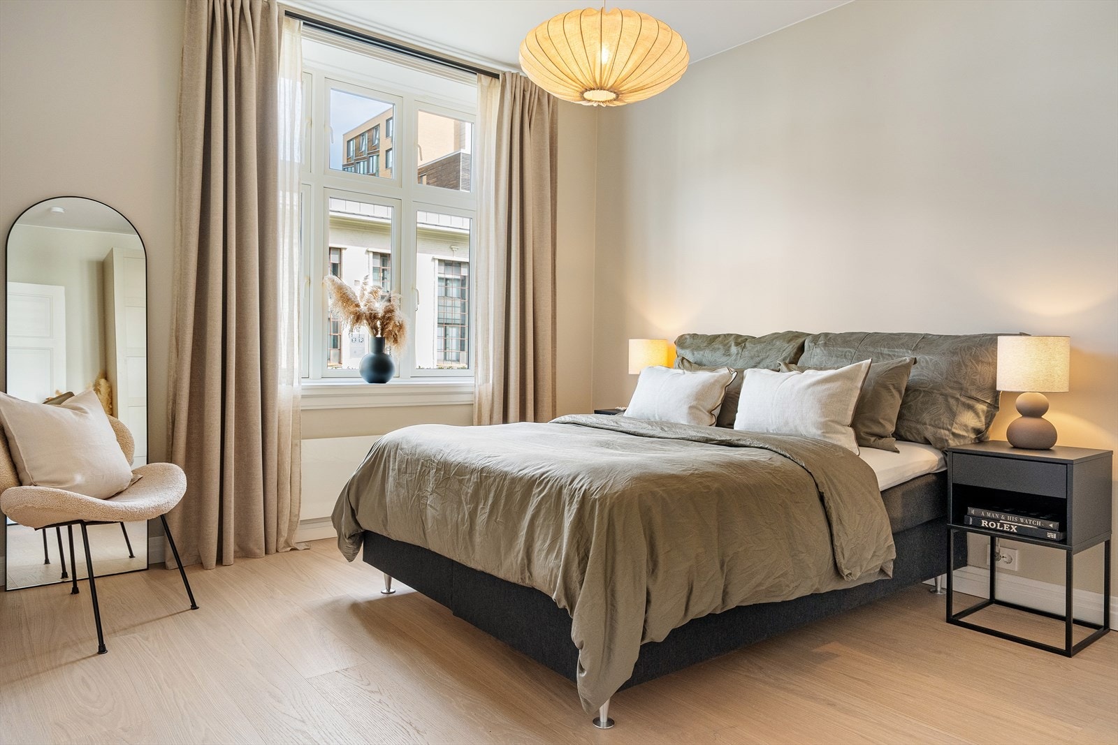 God plass til stor dobbeltseng med nattbord på hver side. Galleribilde