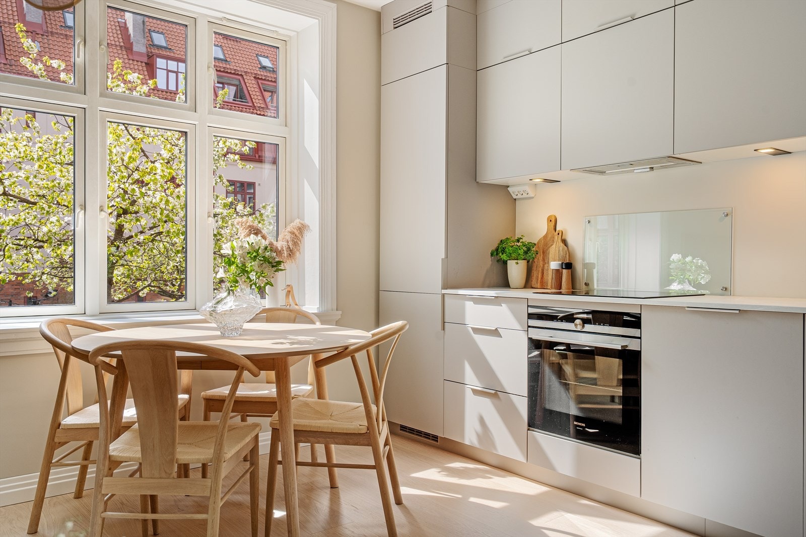 Leiligheten ble oppgradert i 2023/2024 med blant annet nytt kjøkken, overflater og nytt elektrisk anlegg med lysstyring via app. Galleribilde