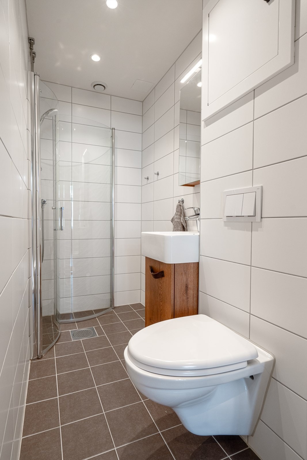 Pent, flislagt bad med gulvvarme - Rehabilitert i 2020 i regi av sameiet. Galleribilde