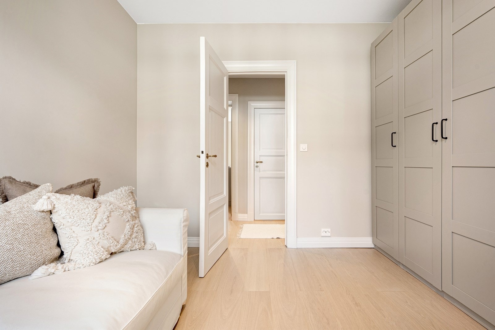 God plass til seng/sovesofa, nattbord og skrivepult. Galleribilde