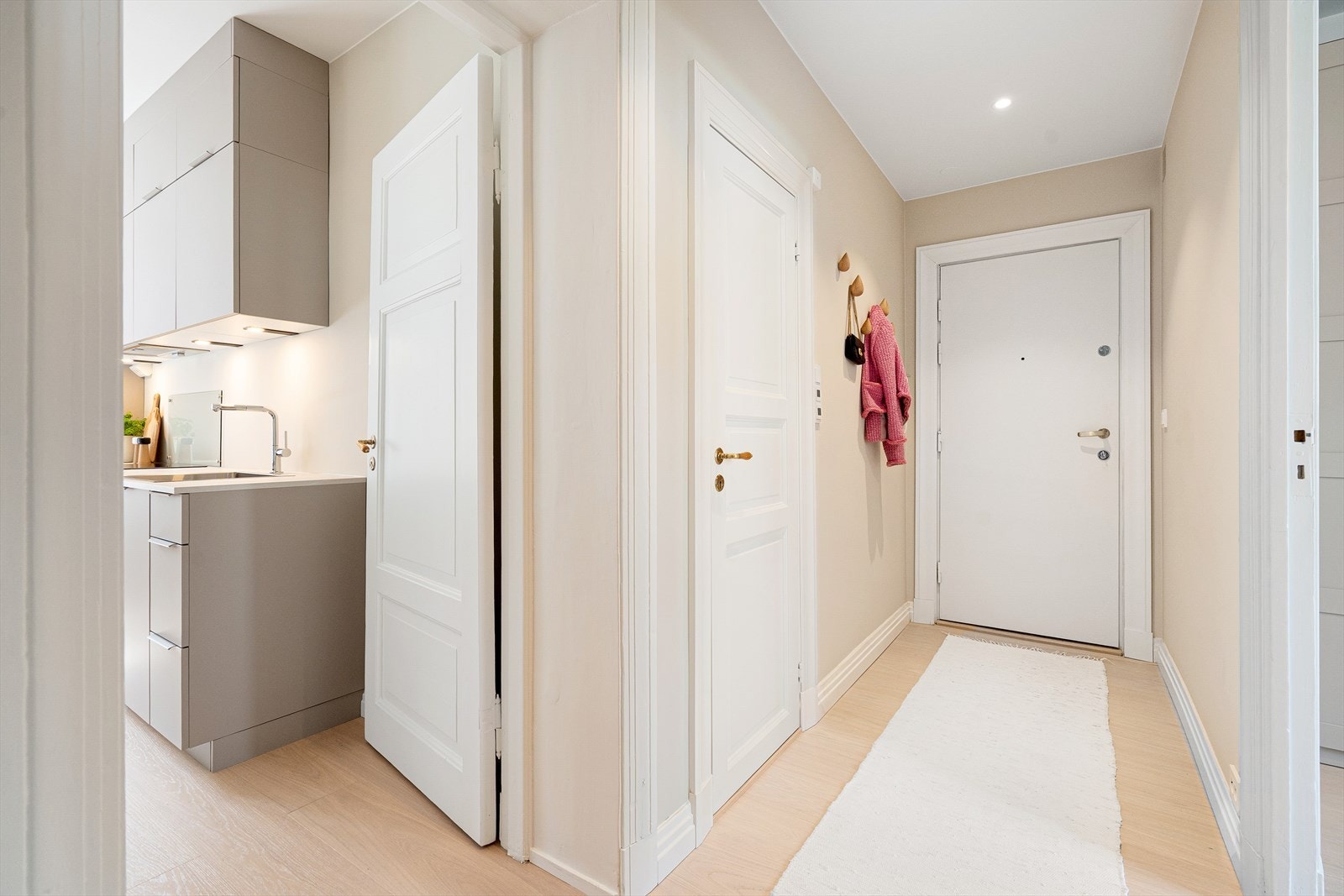 Nye spotter i himlingen i entrèen i 2024, samt varme i gulvet. Galleribilde