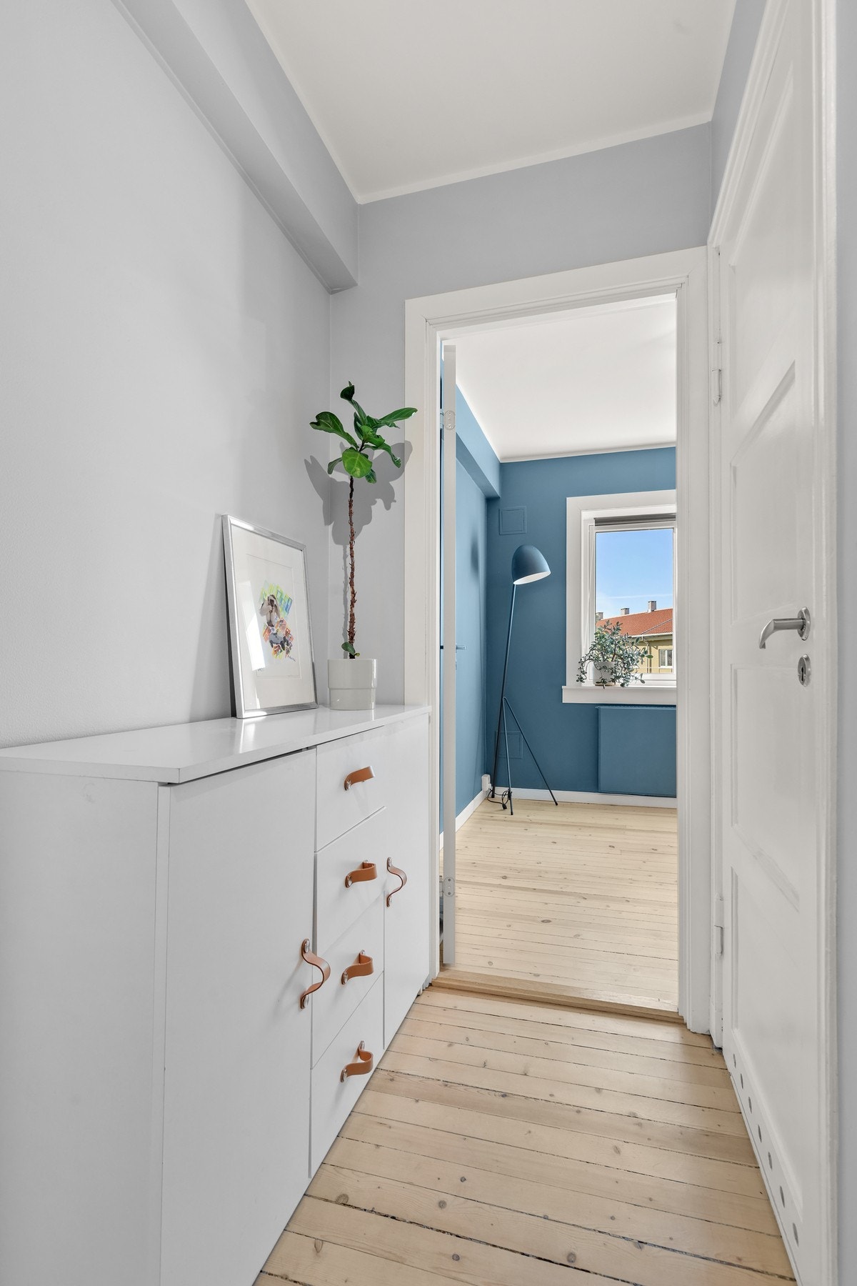 Via entré finner én toalettrom og soverom 2 Galleribilde