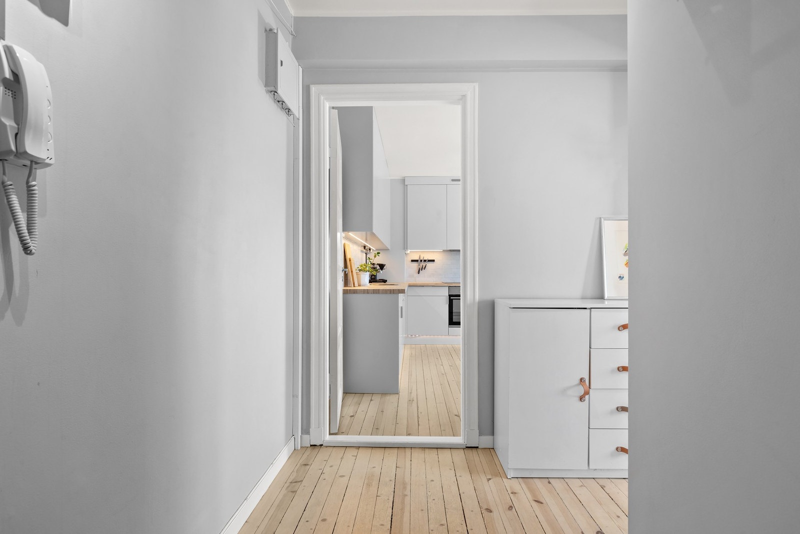 Entré med god plass til yttertøy og sko Galleribilde