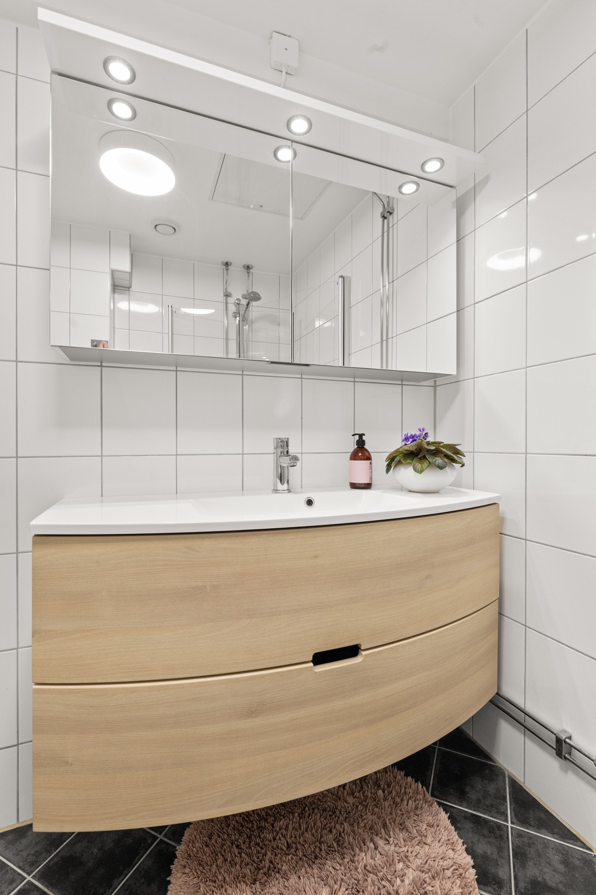 Badet har varmekabler i gulv Galleribilde