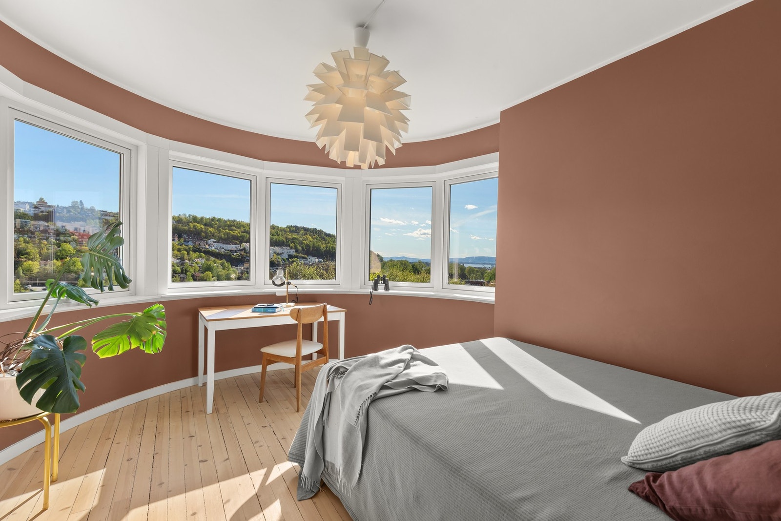 Soverom av god størrelse med god plass til seng, garderobe og arbeidsbenk Galleribilde