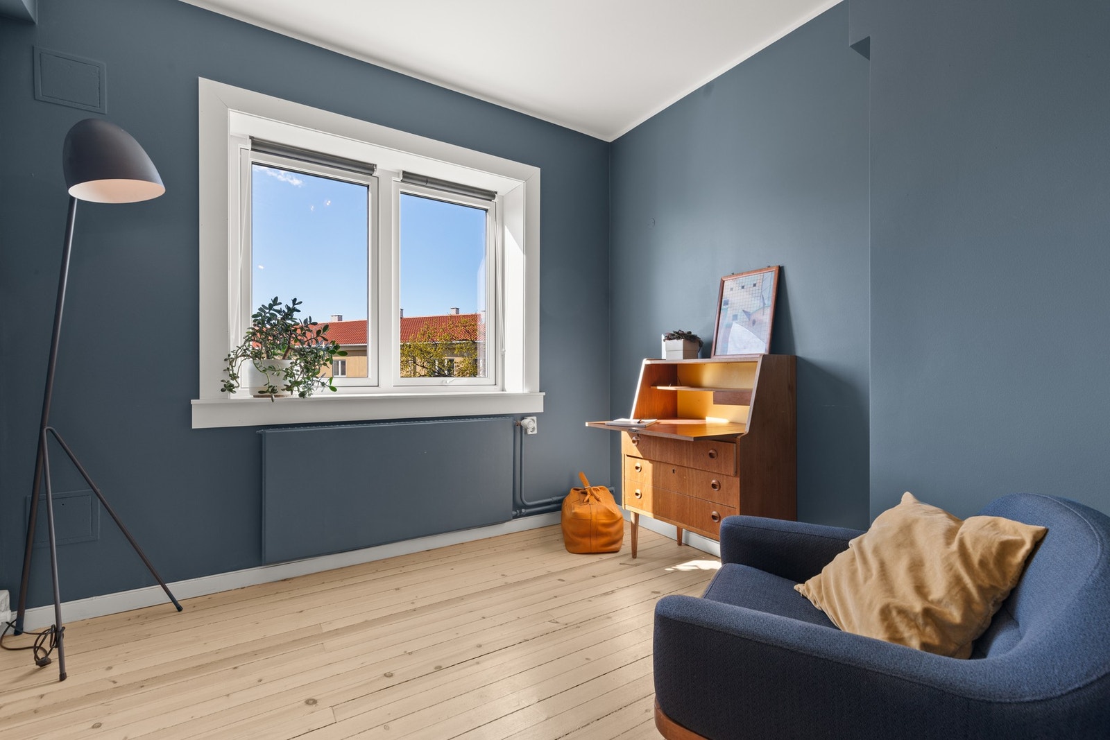 Soverom 2 med god plass til seng, garderobe og annet nødvendig inventar - vender ut mot stille og rolige fellesarealer Galleribilde