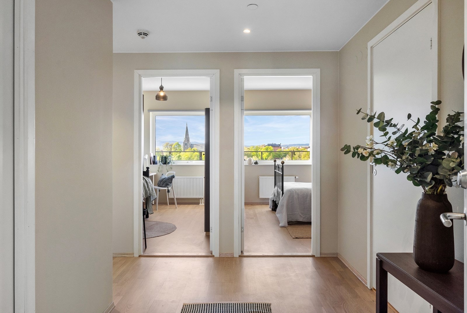 Fra entréen er det inngang til innvendig bod, bad, 2 soverom og stue/kjøkken. Galleribilde