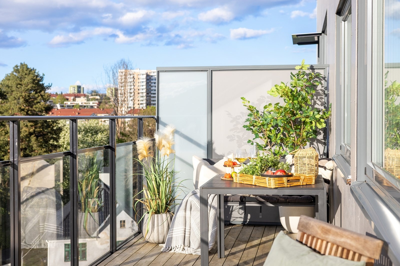 Balkongen er en perfekt plass til samvær og fine stunder med familie og venner på vår- og sommerhalvåret. Galleribilde