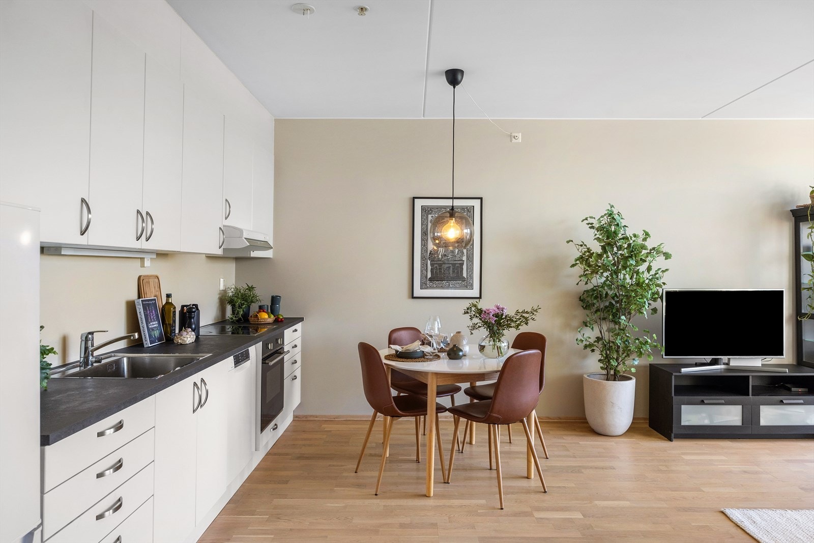 Nymalte flater i april 2025. Galleribilde