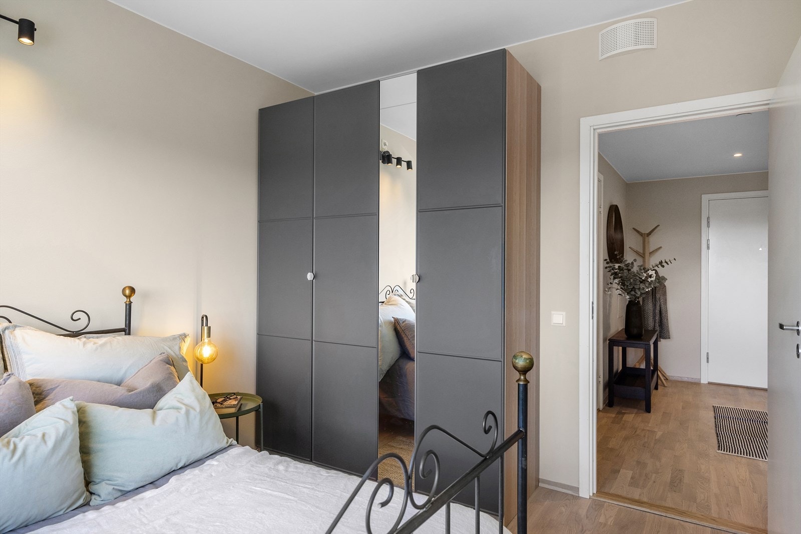 Soverommet har et stort skap som gir svært gode oppbevaringsmuligheter og bidrar til et ryddig og funksjonelt rom. Galleribilde