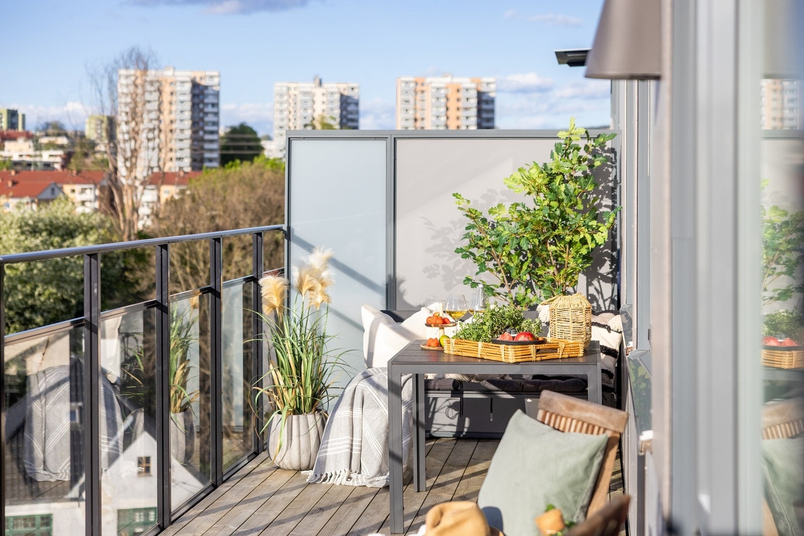 Dette er en flott 3-roms toppleilighet med privat nordvestvendt balkong på ca. 18 m² Galleribilde