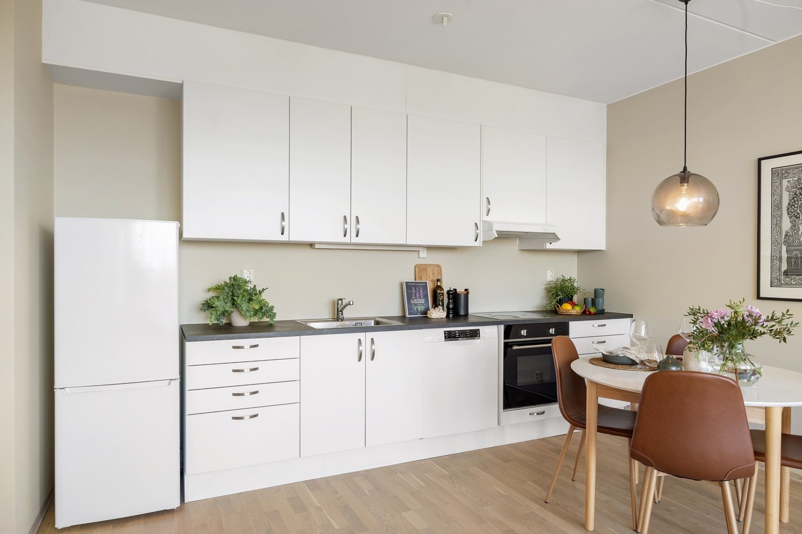 Kjøkken er innredet med glatte fronter og laminat benkeplate med nedfelt vaskekum. Galleribilde