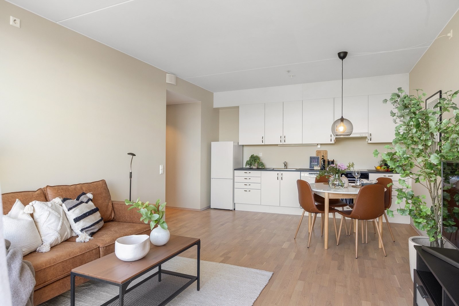 Leiligheten har en åpen kjøkkenløsning som gjør det enkelt å kokkelere samtidig som man kan underholde gjestene i stuen. Galleribilde