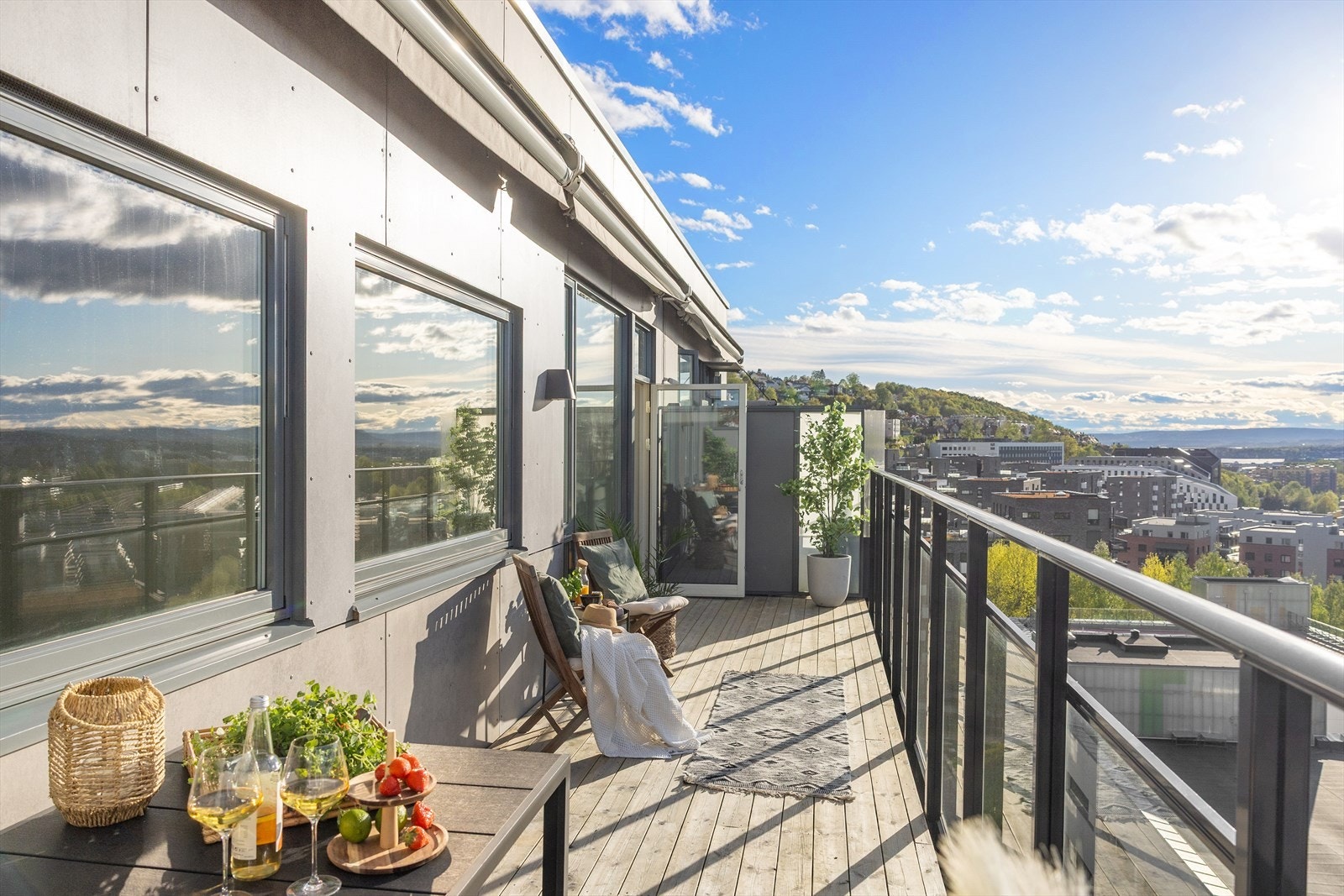 Her kan du enkelt innrede med utemøbler, beplantning og gass-/elektrisk grill. Galleribilde