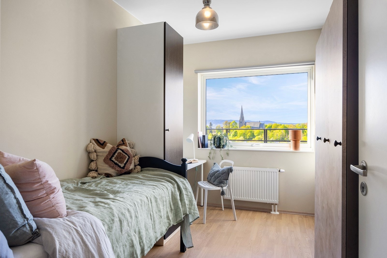 Soverommet er romslig og fleksibelt, og har god plass til seng, skap og øvrige møbler. Galleribilde