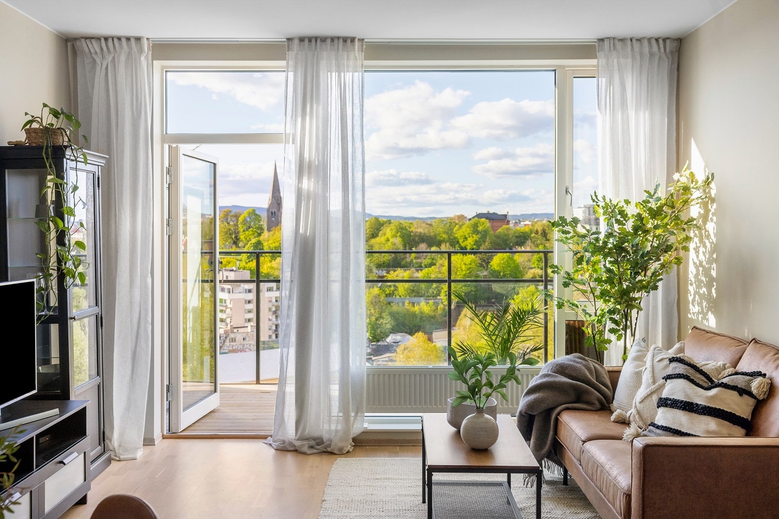 Planløsningen åpner opp for flere møbleringsmuligheter og med plass til sofagruppe, TV-møbler og spisebord med tilhørende stoler. Galleribilde