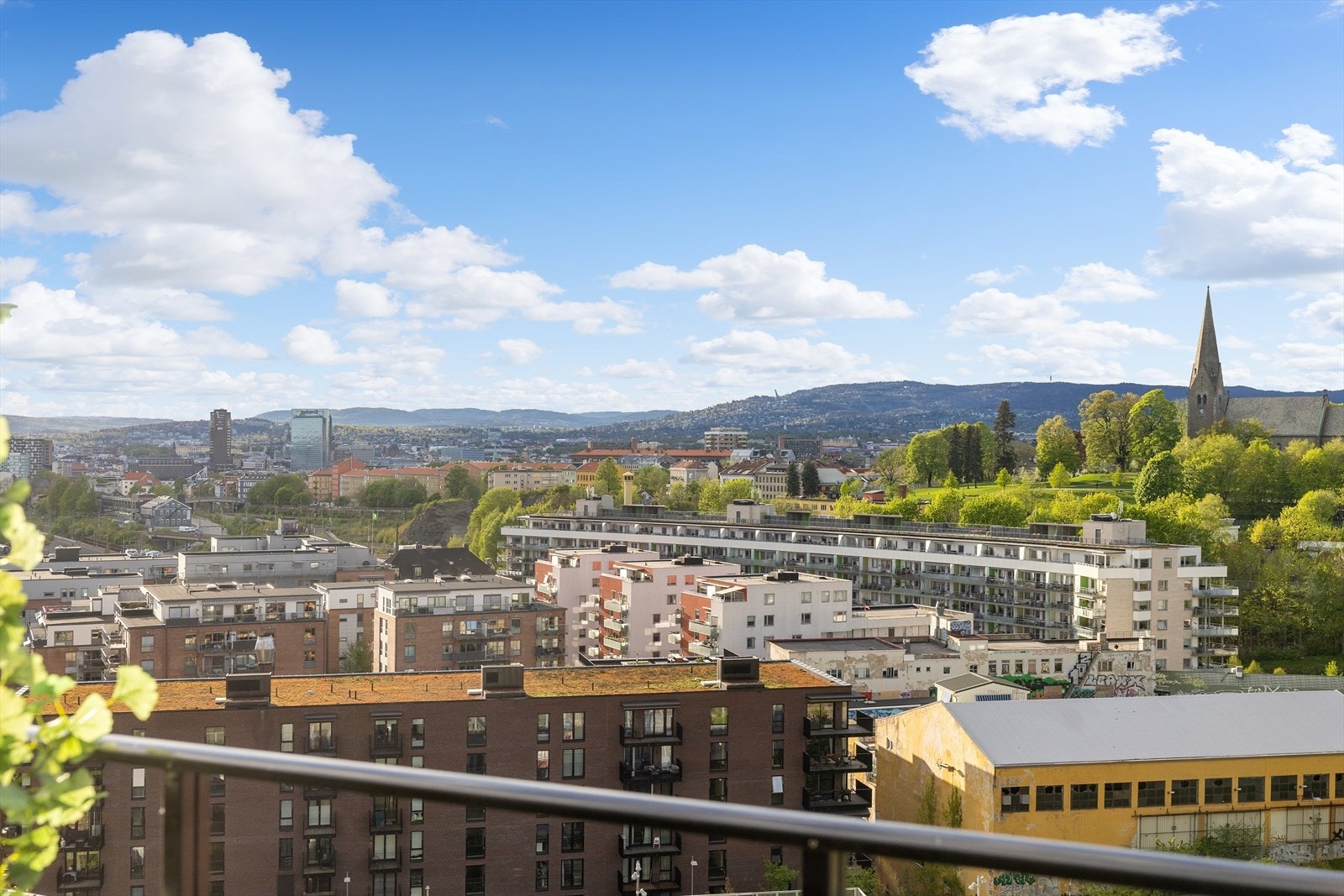 Fra balkongen kan du nyte flott utsikt mot ikoniske Holmenkollen - et vakkert blikkfang året rundt. Galleribilde