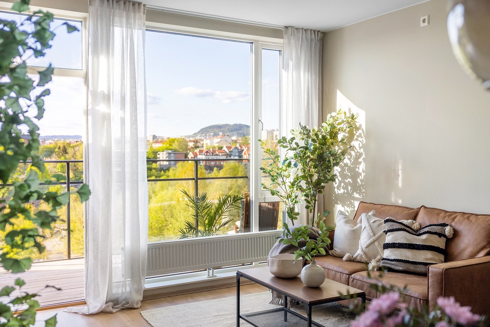 Gulvet i stuen er belagt med 3-stavs parkett, og har en fin takhøyde på 2,66m. Galleribilde