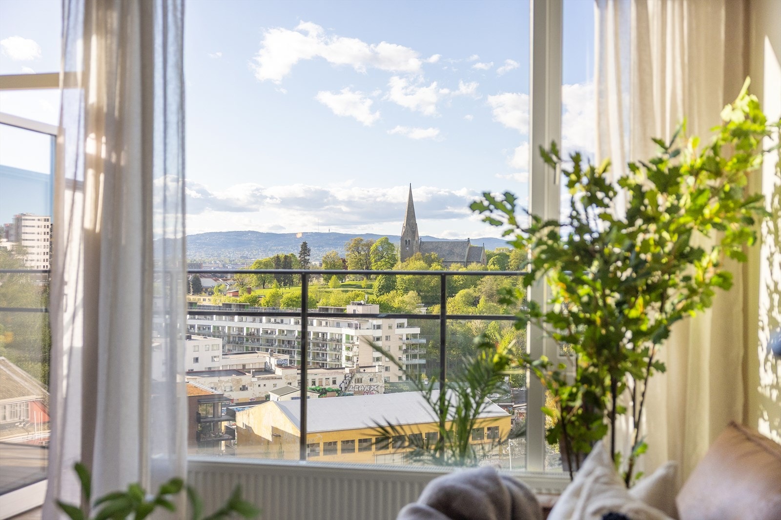 Vinduene er 3-lags press glass, produsert i 2018. Galleribilde