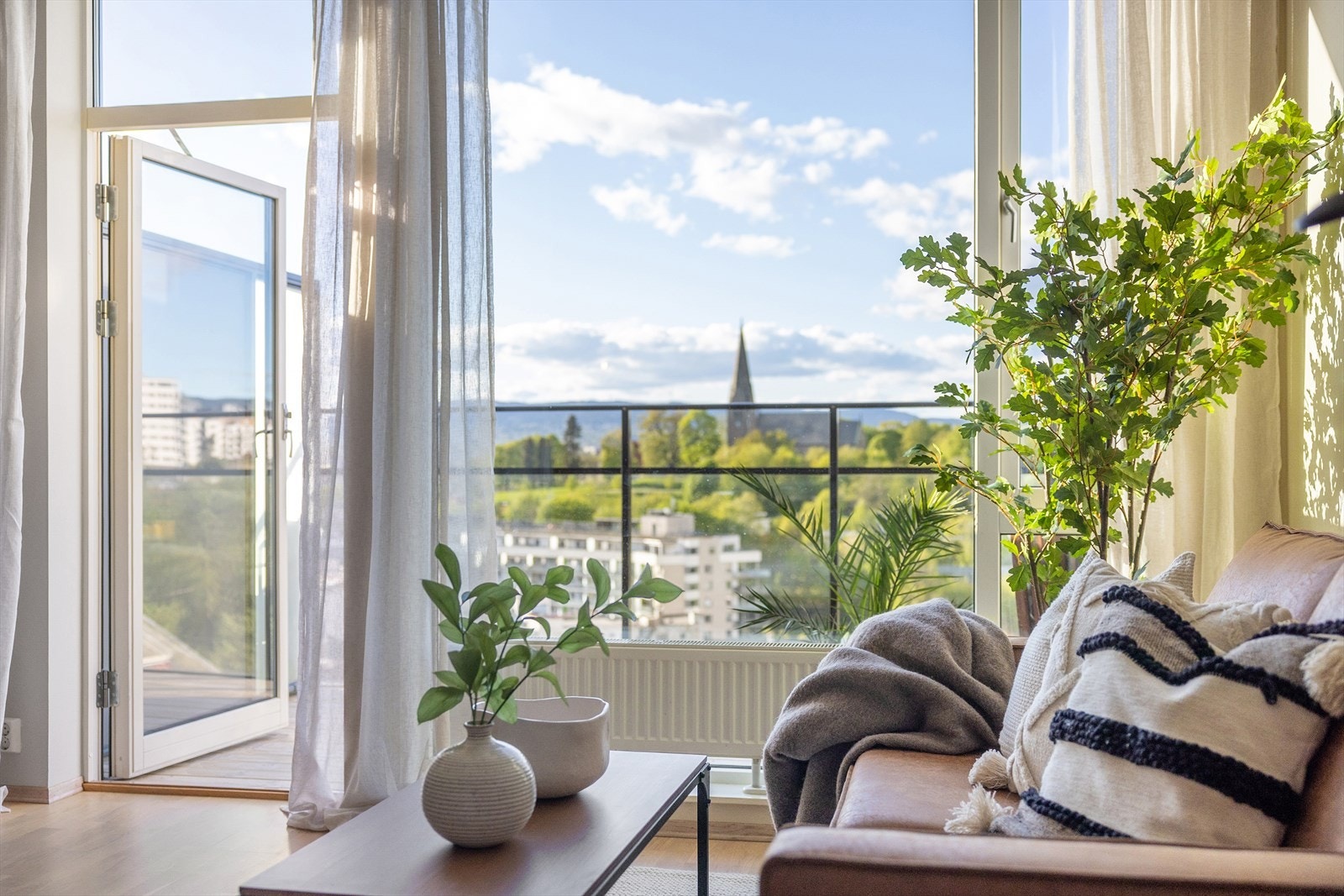 Boligen varmes opp av radiatorer tilknyttet vannbåren varme. Galleribilde