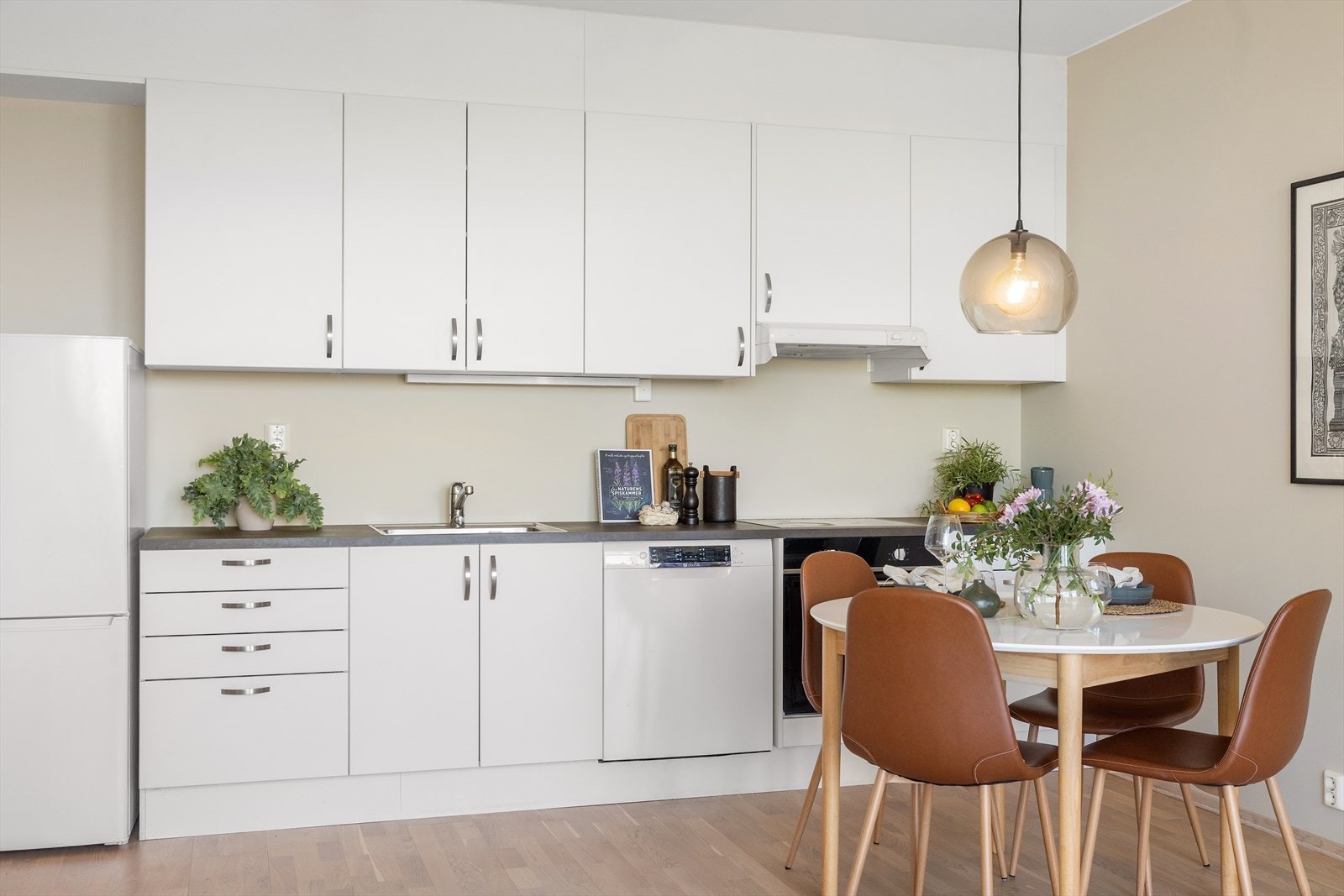 Det er integrert platetopp og stekeovn med avtrekk over kokeplass. I tillegg er det montert både Waterguard og komfyrvakt. Galleribilde