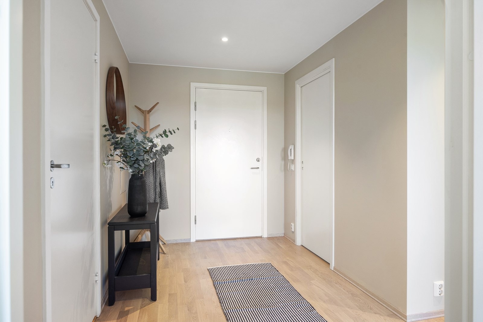 Leiligheten har en innbydende entré med gode oppbevaringsmuligheter. Galleribilde