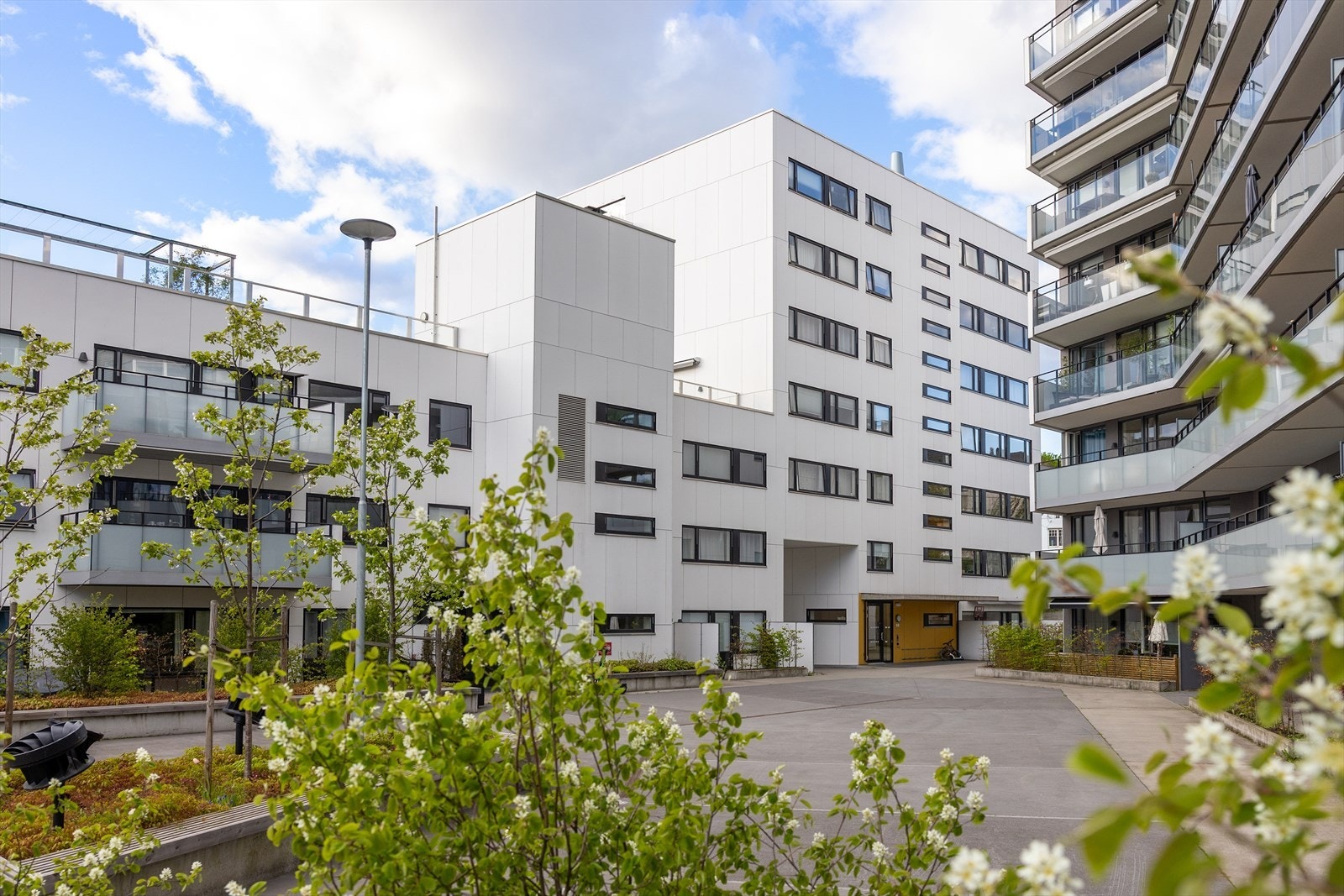 Leiligheten ligger i et moderne boligkompleks fra 2019. Galleribilde