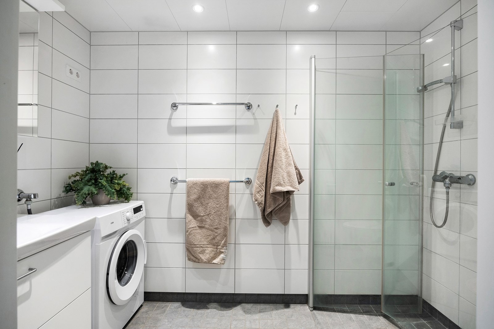 Badet har balansert ventilasjon, samt elektrisk gulvvarme. Det er opplegg for vaskemaskin. Galleribilde