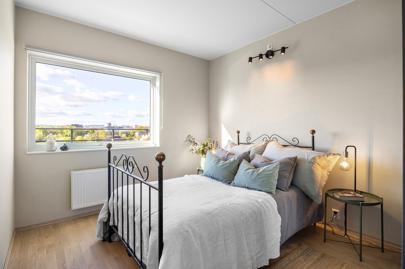 Romslig og flott soverom som er lett å møblere. Galleribilde