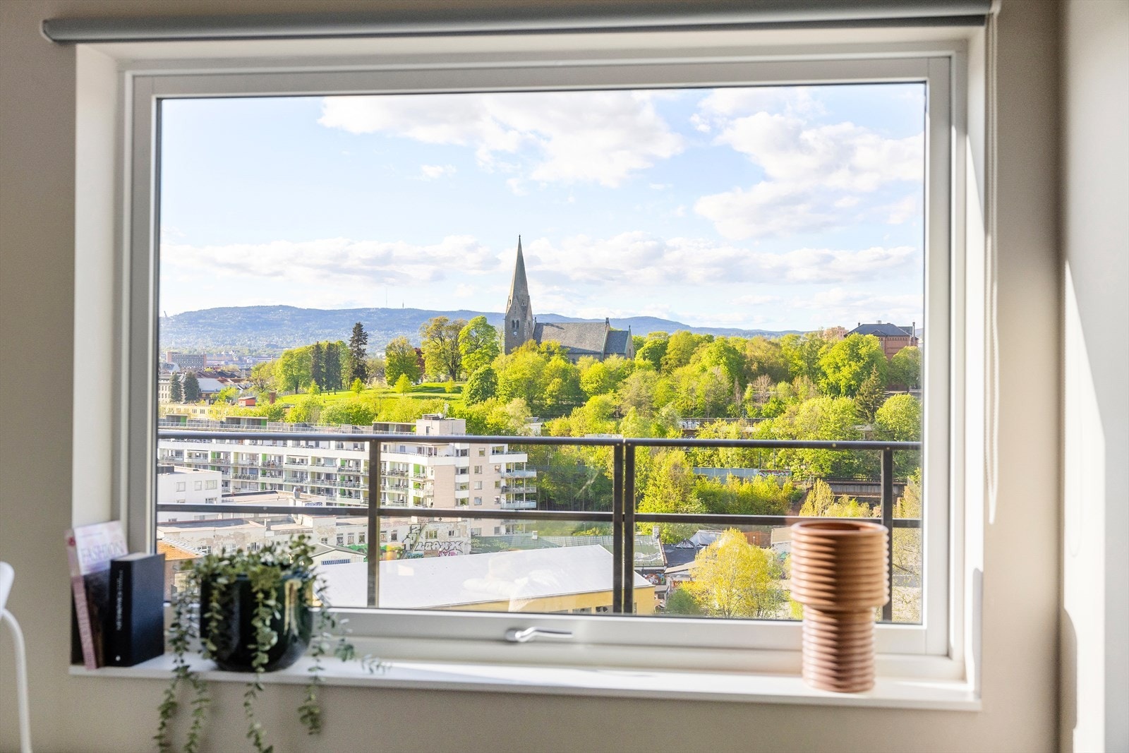 Flott utsikt fra soverom 2/hjemmekontor. Galleribilde