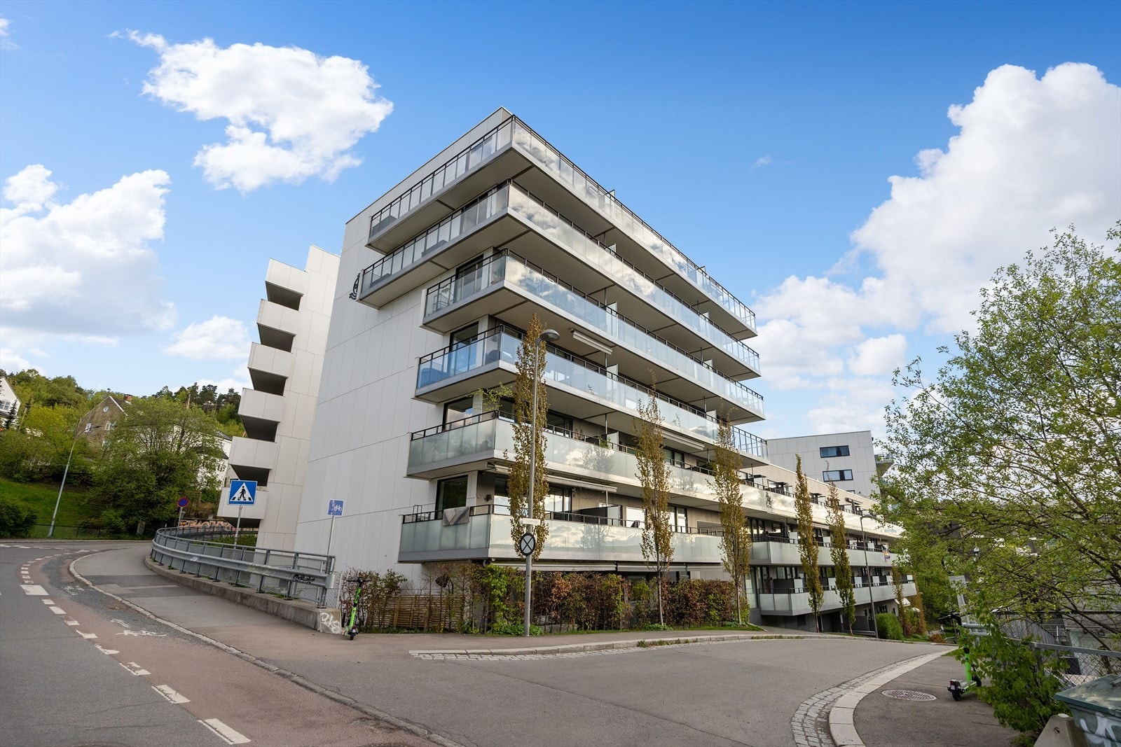 Nærmeste bussholdeplass er Kværner og ligger ca. 6 minutters gange fra leiligheten. Galleribilde