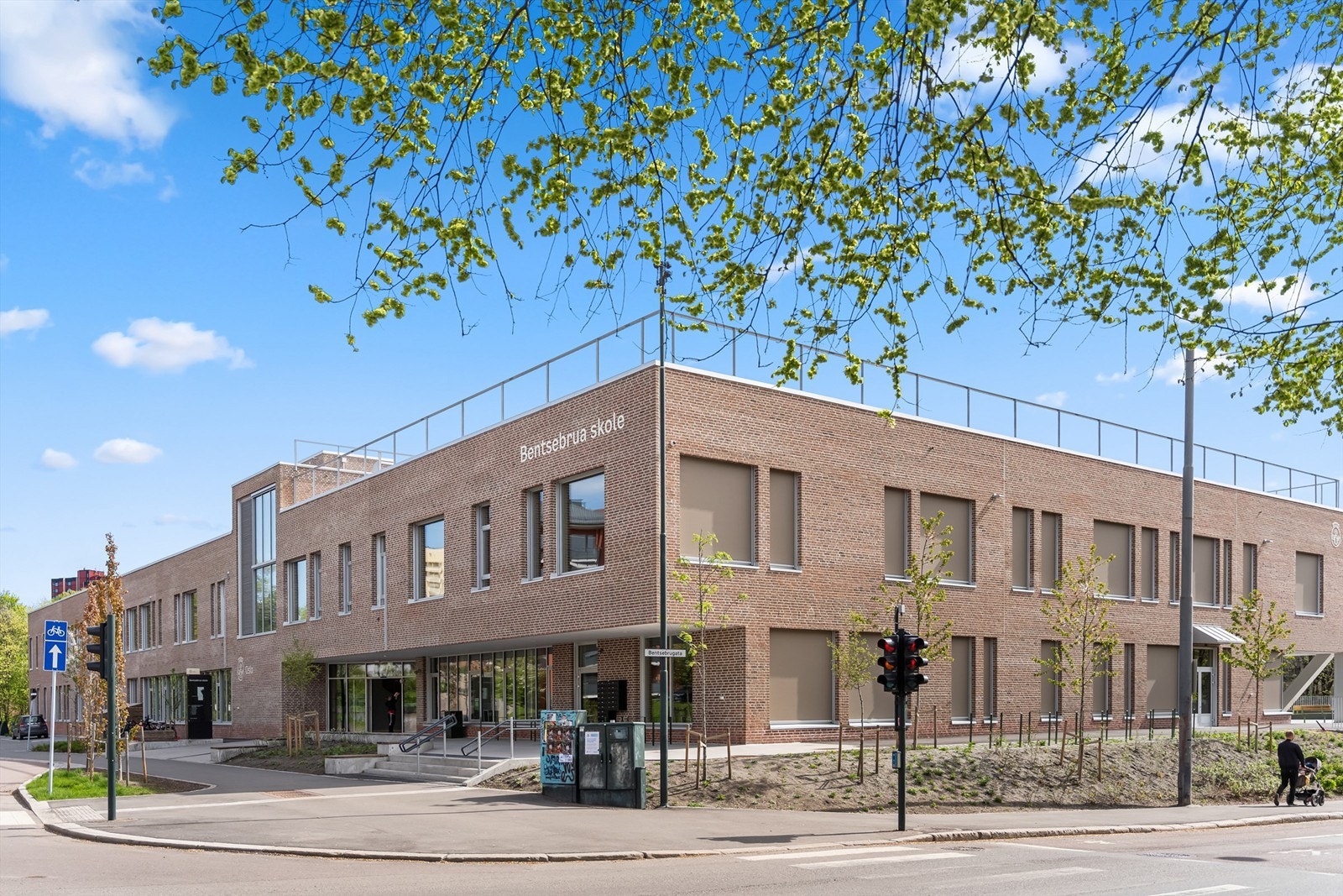 Nyoppførte Bentsebrua skole like ved leiligheten. Galleribilde