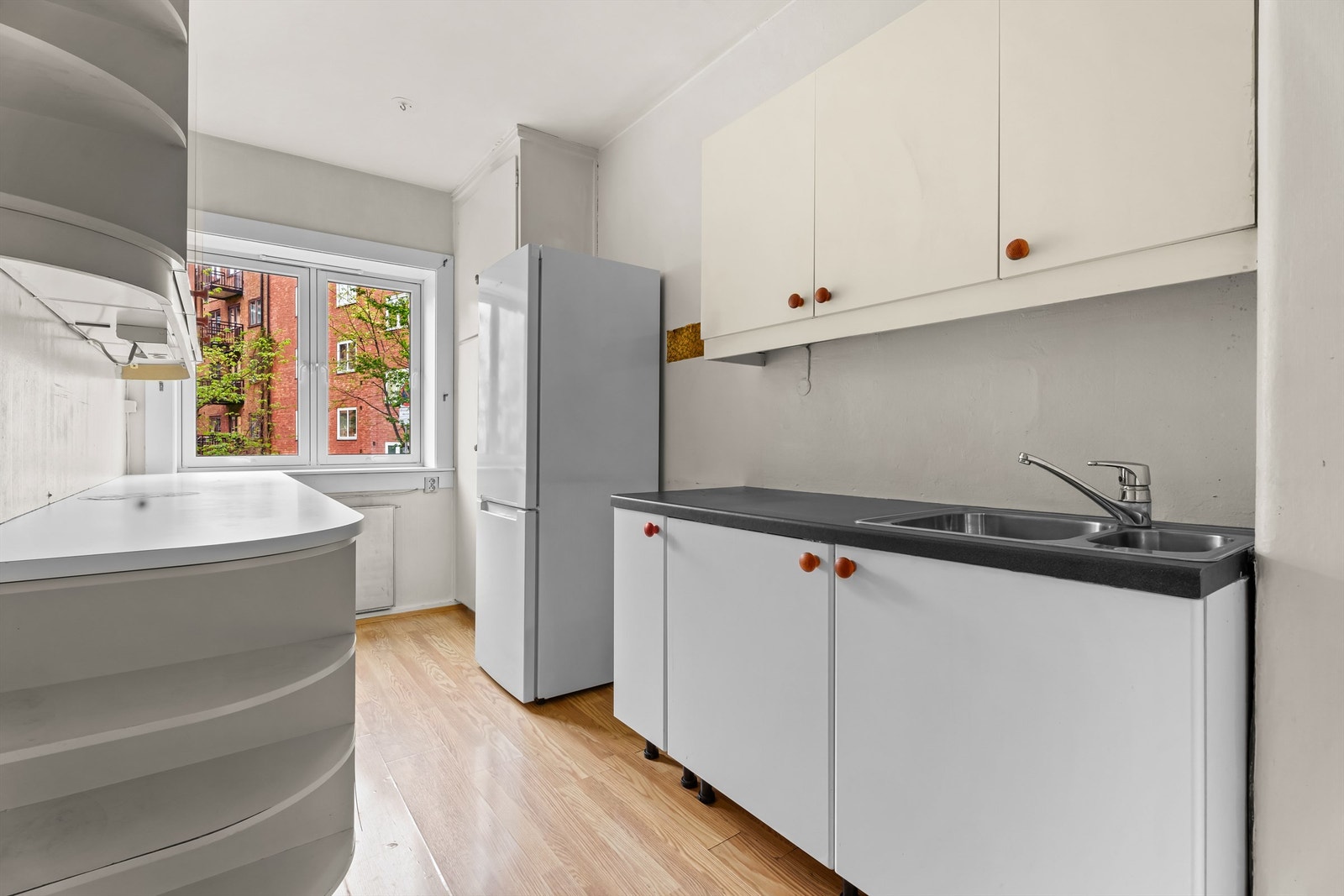 Kjøkkenet er separat og av god størrelse. Kjøkkeninnredning med glatte fronter. Galleribilde