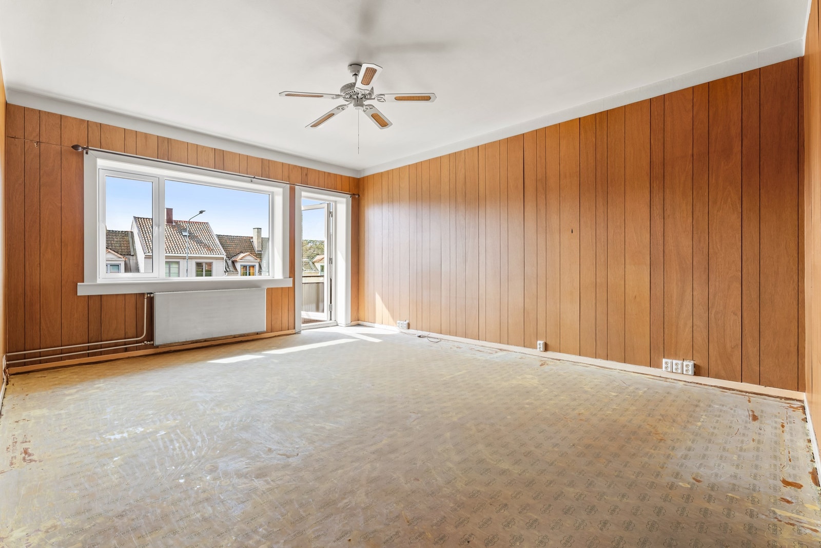 Stuen er av god størrelse, med god plass til sofagruppe med tilhørende tv-møblement og spisebord. Galleribilde