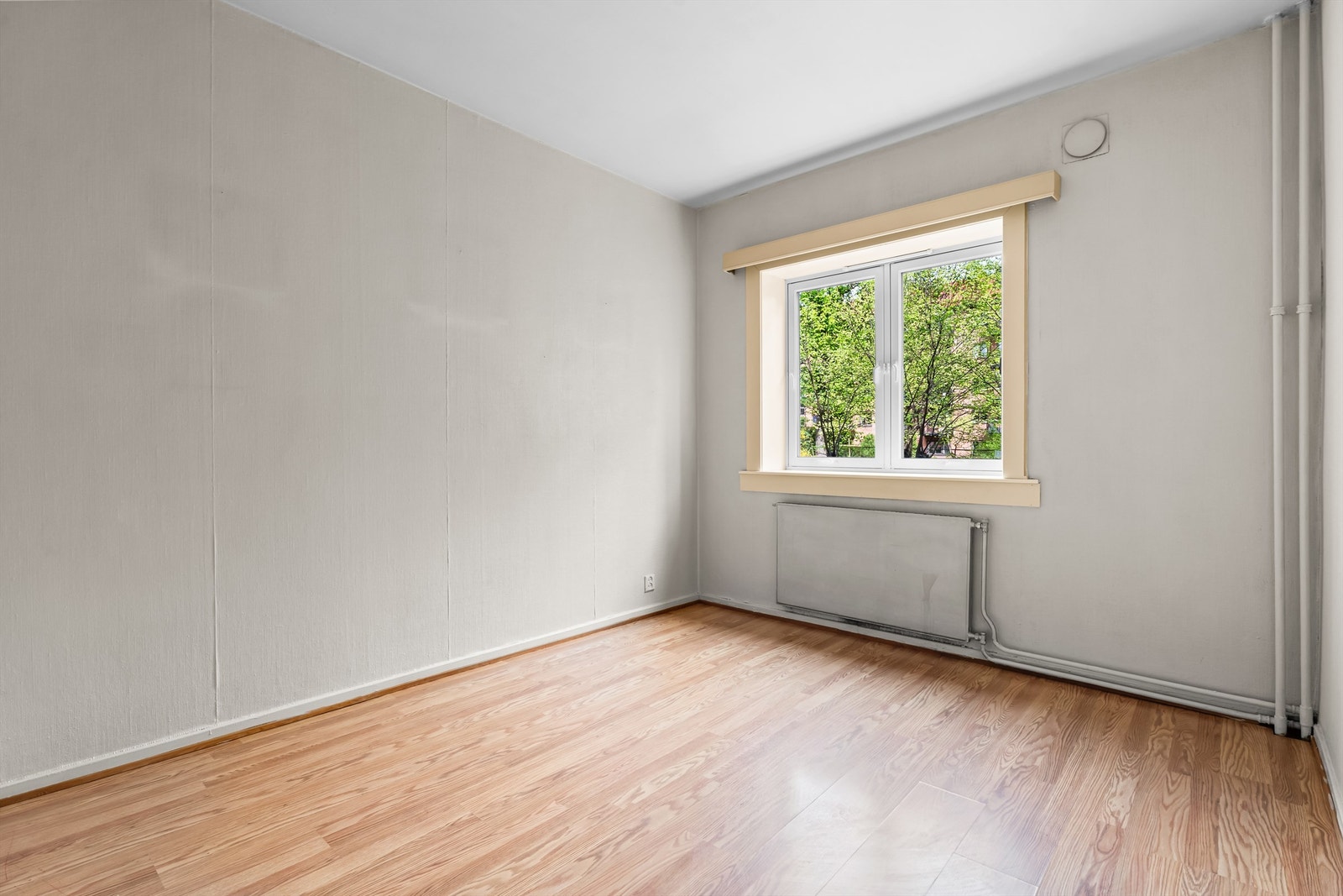 Stort separat soverom med god plass til dobbeltseng, garderobeskap og nattbord. Galleribilde