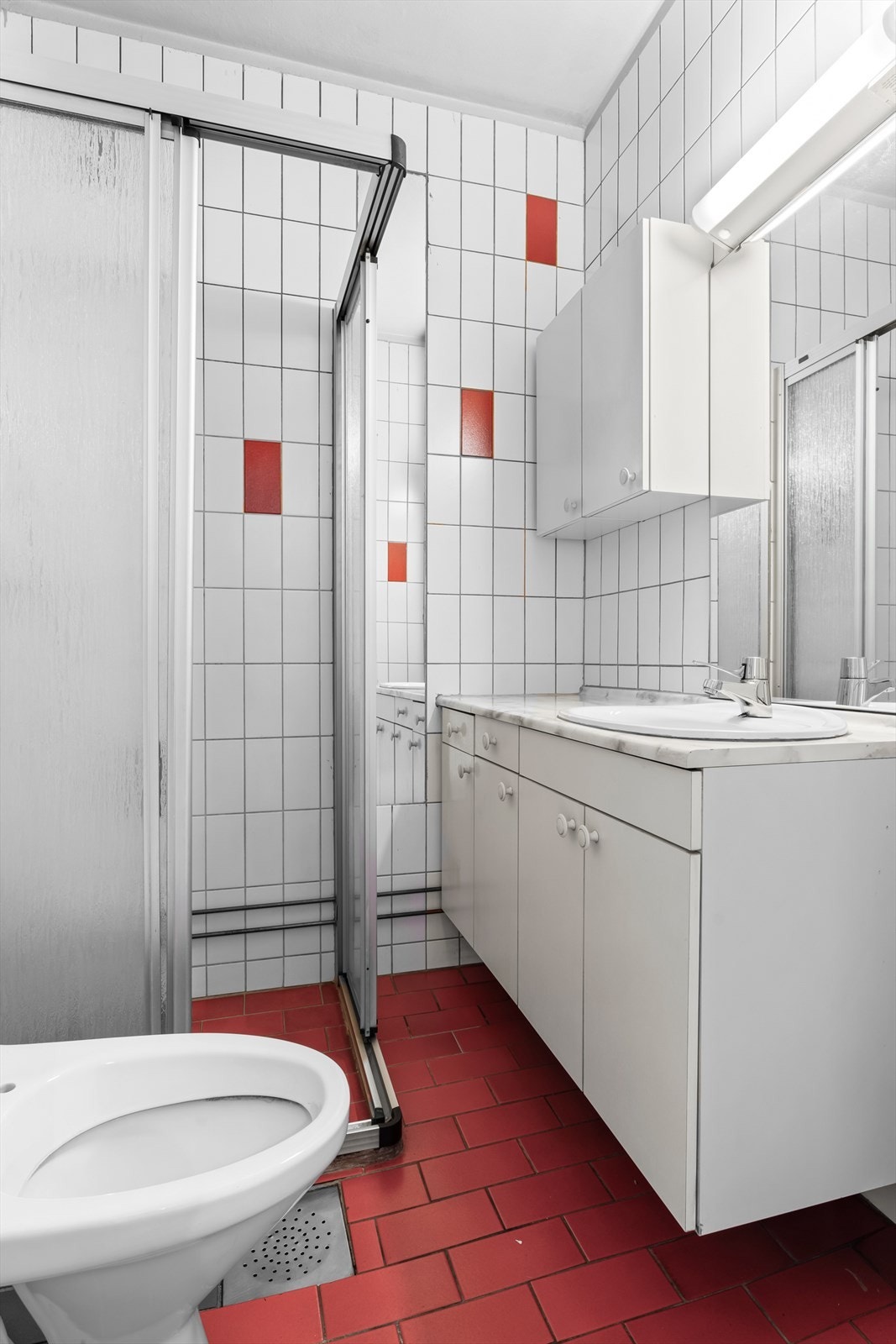 Flislagt eldre baderom. Galleribilde