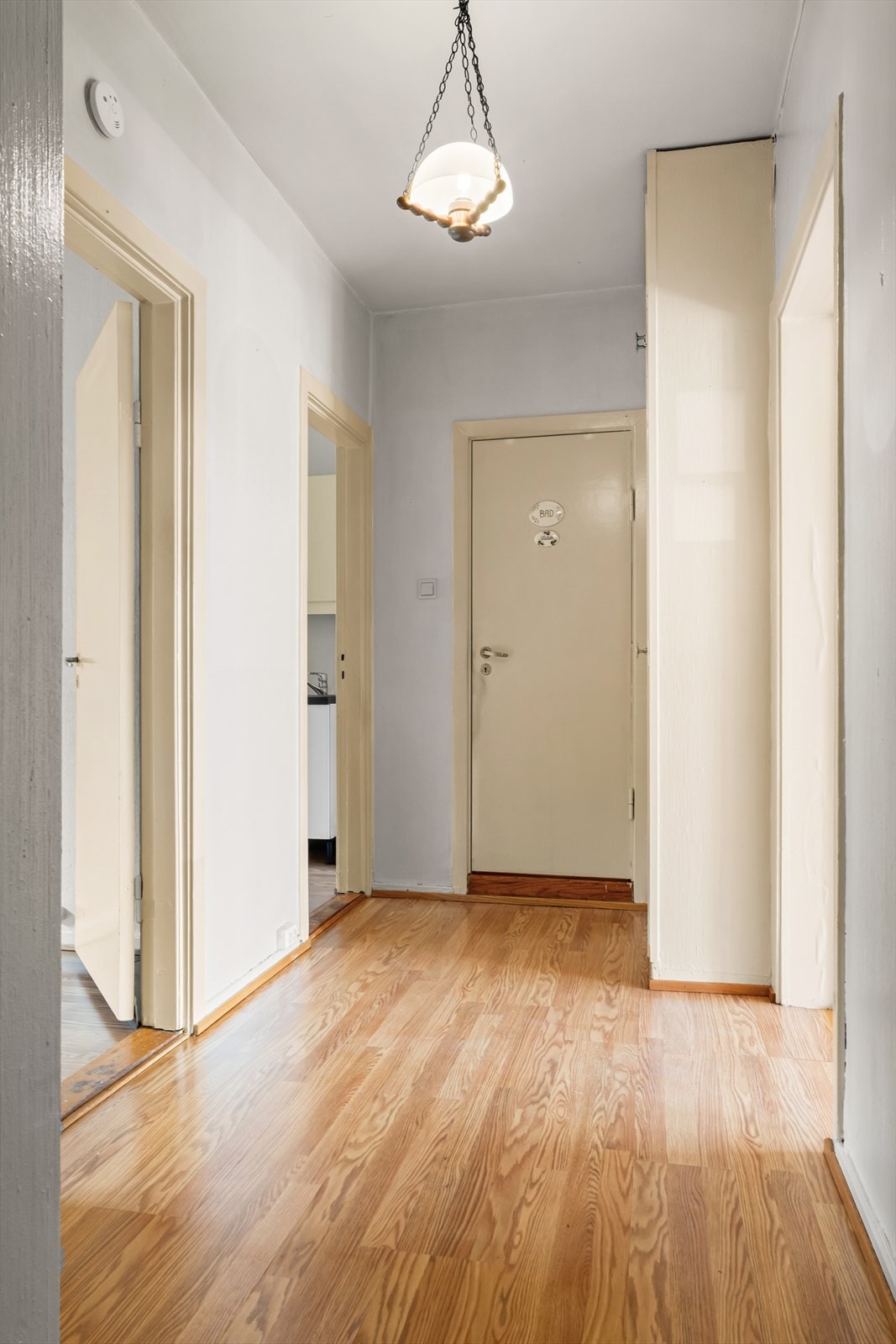 Romslig entré/gang med god plass til å henge fra seg yttertøy og plassere sko. Fra entréen har du tilgang til alle rom i leiligheten. Galleribilde