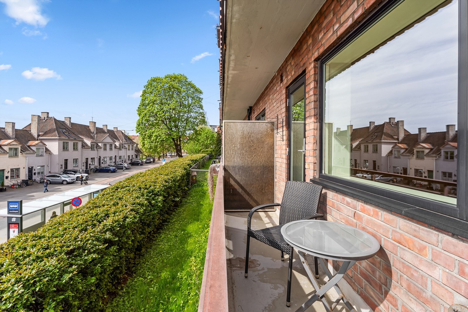 Her har du en solrik sydvendt balkong, med god plass til utemøbler og grill! Føles definitivt ikke ut som 1. etasje. Galleribilde