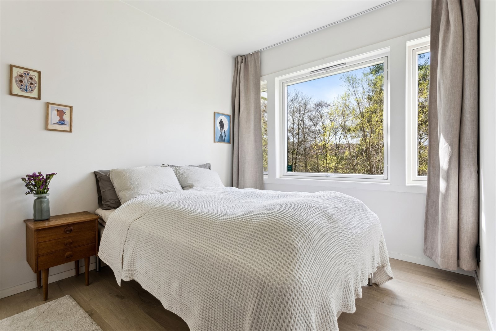 Lyst og behagelig soverom på ca. 9,9 m² . Plass til dobbeltseng og nattbord. Ingen innsyn på soverom. Galleribilde