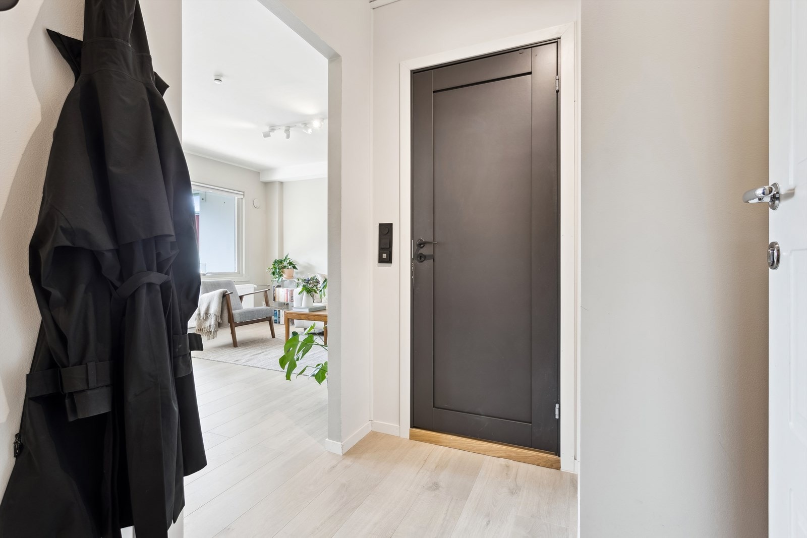 Lys og praktisk entré på ca. 2,9 m² med plass til yttertøy og sko. Galleribilde